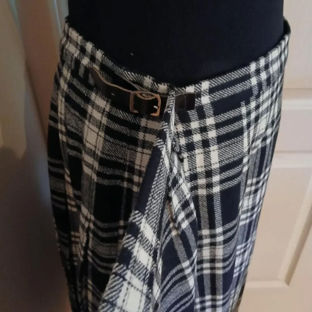 Vintage Clan Laird Scottish Black & White Plaid Tartan Pleated Buckle Kilt Skirt